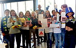 Hoch motivierte Schüler der 6a beim Abholen ihrer Aufträge im „EMG-Arbeitsamt Aufräumen“ im Selbstlernzentrum