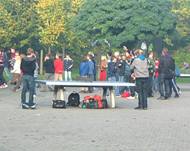 Auf dem Schulhof des Ernst-Mach-Gymnasiums ist es in den letzten Jahren etwas enger geworden 