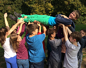 Vertrauen auf die Gruppe: Die Stufe 6 absolviert auf ihrer Klassenfahrt auch ein erlebnispdagogisches Programm 