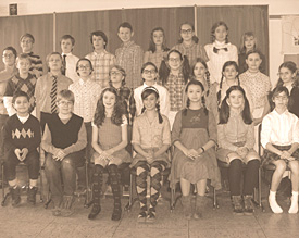 Wie ein Bild aus längst vergangenen Tagen: Die Klasse 6d begibt sich für das Schuljubiläum auf Zeitreise begeben 