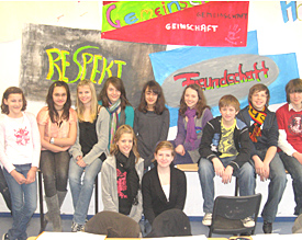 Paula,&nbsp;Iris, Ruth, Vanessa, Yasmin, Jonna, Thomas, Roman, Florian (o.v.l.) ; Saskia und Nina (u.v.l.) haben selbst Hand angelegt 