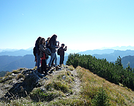 Kaiserwetter in den Alpen: Schülerinnen der 9d und Begleitlehrer Elmar Frensch greifen reflexartig zur Kamera 