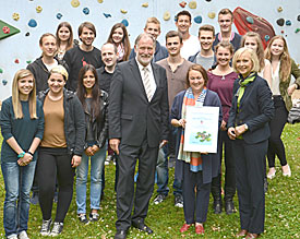 Die Preistrger mit Brhgermeister Boecker (Mitte), Schulleiterin Hntemann (2.v.r.) und RWE-Kommunalbetreuerin Meyer (r.) 