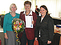 Walburga Bannwarth-Pabst (m.) wird von Ex-Kollegin Ilse Schüren (l.) und Schulleiterin Hüntemann verabschiedet 