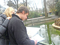 Auf Ahnenforschung: Martin (r.) und Lisa aus der Stufe 13 fertigen im Kölner Zoo die Skizze eines Menschenaffen an
