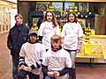 Schülerinnen und Schüler aus den Stufen 8 und 9 betreuen die Verkaufstände aus Argeles-sur-Mer/Südfrankreich