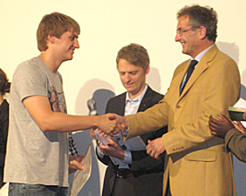 Nach neu n Tagen Sommerakademie nimmt Arne bei der Abschlussveranstaltung seine Teilnehmerurkunde in Empfang 