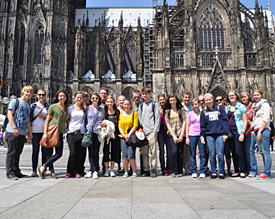 An amazing spectacle in itself: Die deutsch-amerikanische Reisegruppe vor Deutschlands bekanntestem Bauwerk 