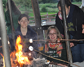 Amerikanische Sitten in der Eifel: Deutsche und amerikanische Schülerinnen und Schüler grillen Marshmallows 