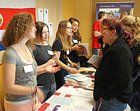 Ehemalige Austauschsch�ler und Vertreter verschiedener Organisationen stehen den Interessierten Rede und Antwort 