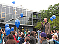 Mit dem Wind nach Westen: Bernhard Streerath gibt am Europatag das Startsignal für mehrere Dutzend Luftballons 