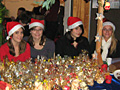 Susan, Nicole, Nesrin und Nathalie (v.l.) bieten in passender Erscheinung selbstgebackene Weihnachtsplätzchen an