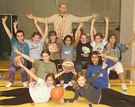 Die erfolgreiche Mädchen-Basketball-AG der Stufe 6 mit ihrem Trainer Andreas Aust (Bildmitte, oben) 