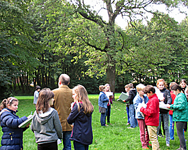 Erstmal orientieren: Gemeinsam mit EMG-Lehrer Thomas Knechten testen die 5.-Kl�ssler unserer Schule den neuen Baumlehrpfad