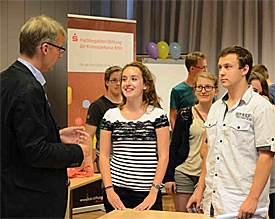 Prominenter Dozent: ZDF-Fernsehjornalist Elmar Theveßen (l.) trifft EMG-Schüler, darunter Lena Roth (m.)