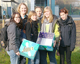 Die Bienen-AG braucht Honiggläser, in denen im Sommer der erste EMG-Honig abgefüllt werden soll 