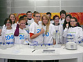 Der Besuch im Bayer-Schülerlabor macht den Schülerinnen und Schülern des Bio-Leistungskurses sichtlich Spaß 