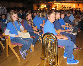Der EMG-Bläserchor bereitet sich beim Festakt der Josef-Metternich-Musikschule auf seinen Auftritt vor 