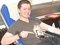 Gute Laune bei der Blutspende: Fabian Weber aus der Jahrgangsstufe 13 spendet einen halben Liter Blut