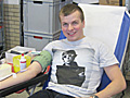 Auftaktspender: Lukas aus der Stufe 13 machte bei der traditionellen EMG-Blutspendeaktion den Anfang 