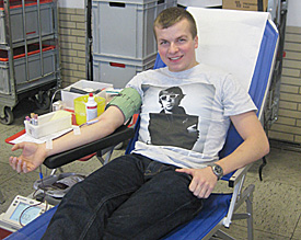 Auftaktspender: Lukas aus der Stufe 13 machte bei der traditionellen EMG-Blutspendeaktion den Anfang 