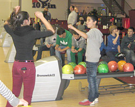 Strike: Ella aus der Klasse 8c bejubelt im 10Pin ihren gelungenen Wurf, Pedram ist erster Gratulant 