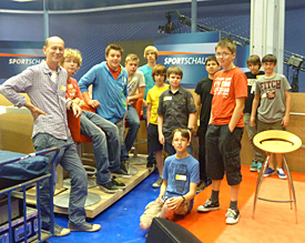 Bernhard Streerath und seine B&uuml;hnentachnik-AG besuchten bei ihrem WDR-Rundgang auch das Sportschau-Studio 