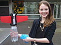 Rückstoß aus dem Wasserdruck: Charlotteaus der Stufe 8 präsentiert ihre beim LNU-Ferienkurs gebaute Rakete 