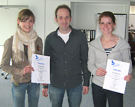 Julia Heinrichs (l.) und Sonja Wittemann (r.) präsentieren zusammen mit Betreuer Thomas Knechten ihre Urkunden