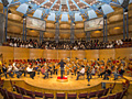 Der EMG-Schülerchor (oben) gibt zusammen mit dem WDR-Sinfonieorchester das "Zigeunerleben" zum Besten 