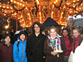 Gefühlte 15 Mal "Oh, Du Fröhliche" - doch der EMG-Chor behält auf dem Kölner Weihnachtsmarkt seine gute Laune 