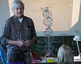 Dr. Matthias Cramer von der Universität zu Köln doziert zum Thema "molekulare Genetik" 