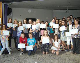 Gruppenbild mit Schulleiterin: 40 Sch&uuml;lerinnen und Sch&uuml;ler haben erfolgreich die DELF-Pr&uuml;fung abgelegt 