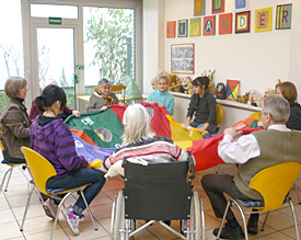 Nurcan und Joanna (Bildmitte) engagieren sich mit weiteren Schülerinnen der Stufe 9 für Demenzkranke im Erftkreis 