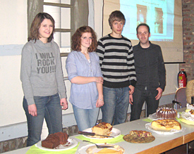 JJasmin, Sonja, Sebastian (v.l.) bieten mit EMG-Lehrkraft Thomas Knechten beim Tanz- und Kulturcafè ihr Backwerk an 