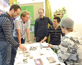 Sebastian Heinen, Serawer Shir und Thomas Knechten (v.r.) erläutern zwei Messebesuchern das EMG-Umweltkonzept 