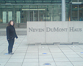 Klartext-Chefredakteurin Bjeshke Qorraj vor dem dem Neven-DuMont-Haus, der Heimat des Kölner Express' 