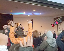 Kurzaudtritt am EMG: Fabian Buch sorgt mit seinem Auftritt unter den Sch&uuml;lerinnen und Sch&uuml;lern f&uuml;r Begeisterung 