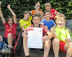 Sportliche Anerkennung: Konrads Filmkritik bedeutet fr die Klasse 6d einen Gratis-Kinobesuch 