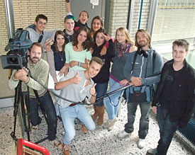 Und Action: Das Filmteam am Set mit den Schauspielern bei den Dreharbeiten zu 