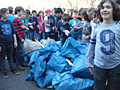 Fette Beute: Die EMG-Fünftklässler holen beim Frühjahrsputz den Müll säckeweise vom Schulgelände 