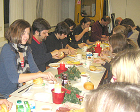 Auch das gemeinsame Frühstück von über 50 Christen gehört zumr Frühschicht am Ernst-Mach-Gymnasium