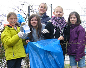 Die Schüler und Schülerinnen der Klasse 5 zeigten beim Müllsammeln auf dem EMG-Gelände keine Hemmungen 