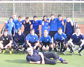 Das bei den Kreismeisterschaften erfolgreiche EMG-Team. Vorne liegend: Der dribbelstarke Shervin s alias "Gattuso"