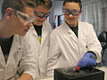 Andrej, Sven und Nicolai a kühlen einen Supraleiter und einen Stabmagneten in flüssigem Stickstoff 