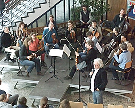 Christoph Spering, Dirgent des Neuen Orchesters, erklärt anhand von Musikbeispielen zentrale Fragen zur klassischen Musik