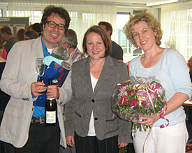 Schulleiterin Gabriele Hüntemann (m.) nimmt Abschied von Albert Hilger (l.) und Anna Radig (r.) 