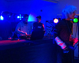 Zum dritten Mal in Action: DJ-Team mit Super-Moderator Andreas aus der Klasse 7a des EMG