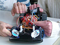 Marco Backes und Markus Janßen (v.l.) zeigen beim Verdrahten des ferngesteuerten Autos Fingersitzengefühl 