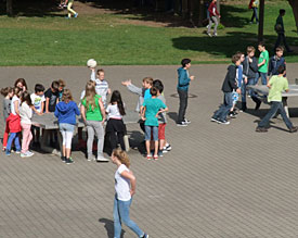 Kontaktpunkt Schulhof: Hier entstehen Freundschaften, mitunter aber auch Konflikte. Manchmal ist Hilfe erforderlich 